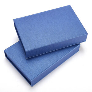 Magnetic closure boxes for scarf