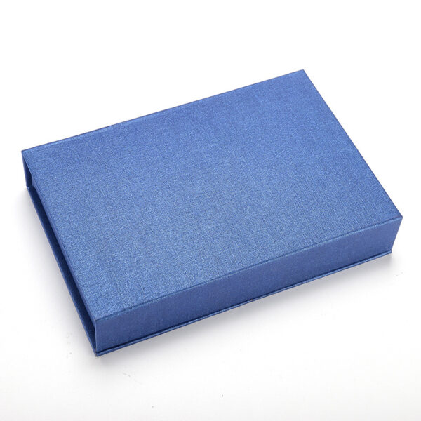 Magnetic closure boxes for scarf