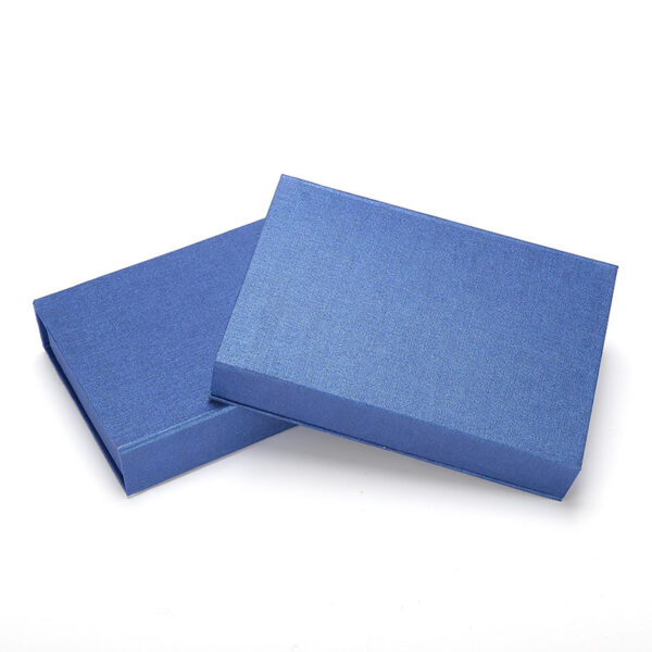 Magnetic closure boxes for scarf